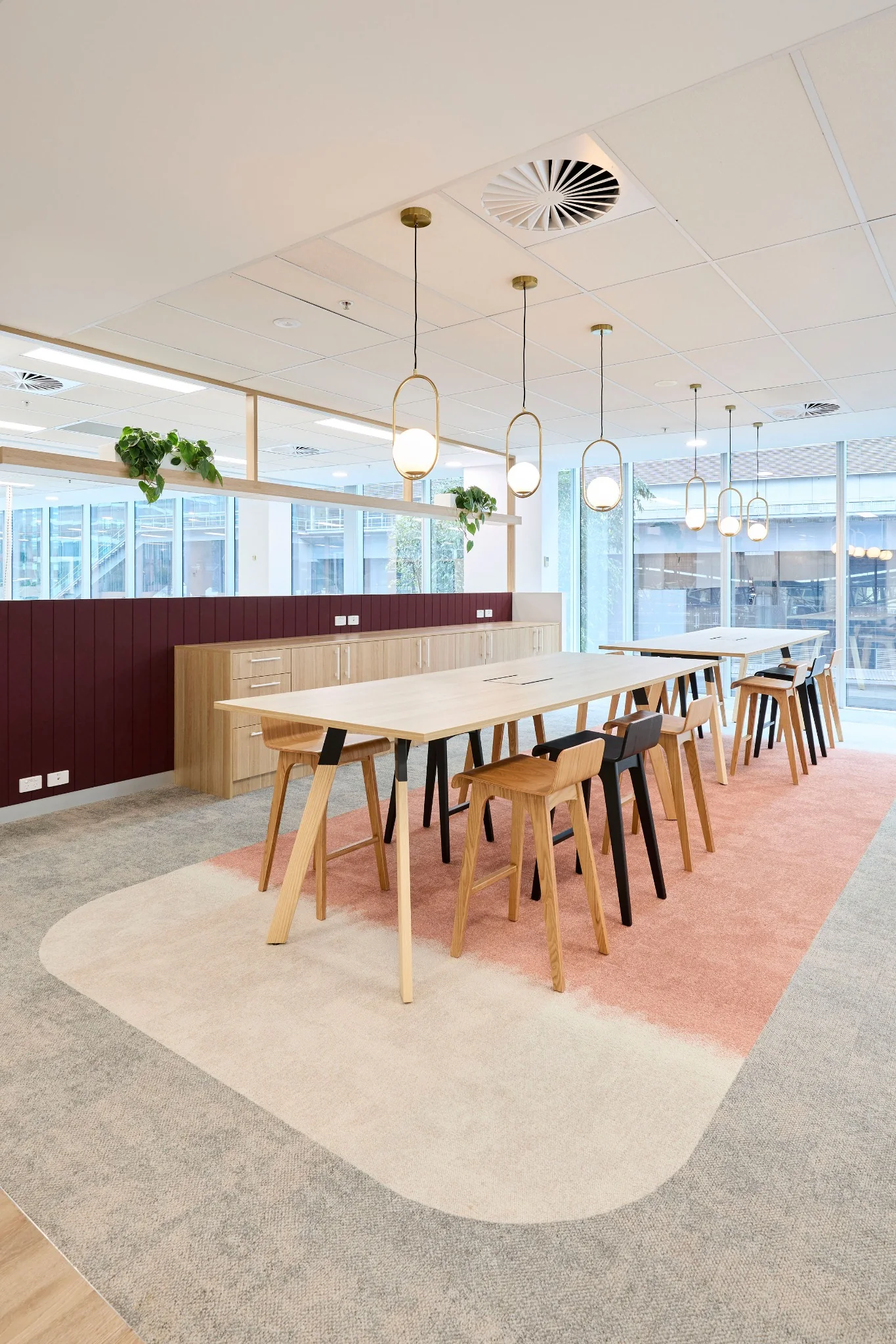 Commercial workplace collaboration setting